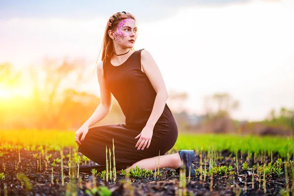 Eine Junge Schöne Frau Mit Violettem Glanz Gesicht Steht Neben — Stockfoto