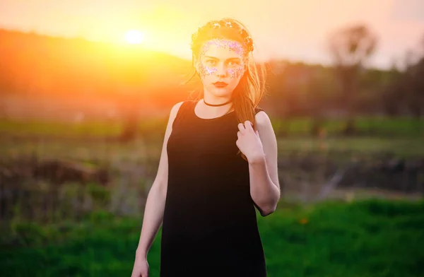 Mladá Krásná Žena Fialovým Leskem Její Tváři Stojí Trávě Při — Stock fotografie