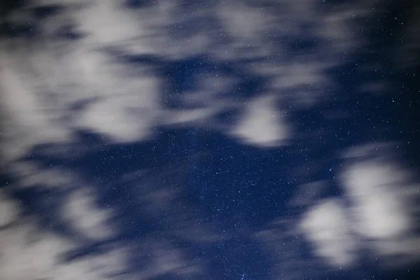 Fundo Céu Noturno Azul Escuro Com Inúmeras Estrelas Cintilantes Nuvens — Fotografia de Stock