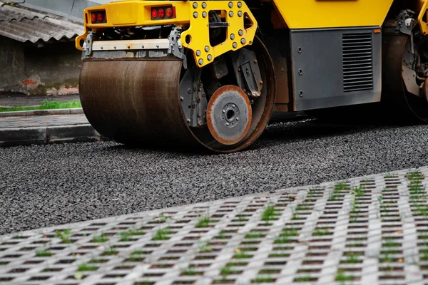 スタックし ホットアスファルトを押すアスファルトローラーの背景 道路補修機 — ストック写真