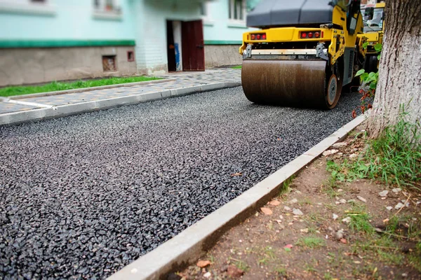 スタックし ホットアスファルトを押すアスファルトローラーの背景 道路補修機 — ストック写真