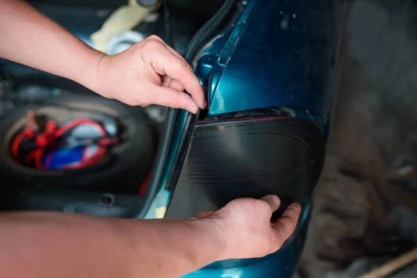 Closeup Repareren Van Een Gebroken Blauwe Auto Parkeergarage Door Handen — Stockfoto