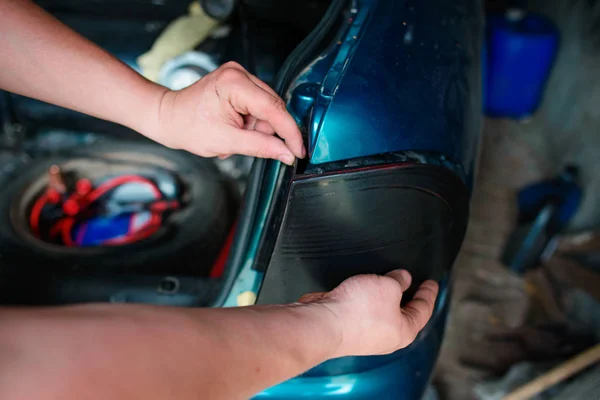 Closeup Repareren Van Een Gebroken Blauwe Auto Parkeergarage Door Handen — Stockfoto