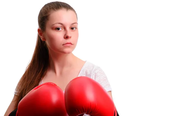 若いスポーツの女性ボクサーは 赤いボクシング グローブでカメラにポーズします 彼女の集中と戦いラックで立っています — ストック写真