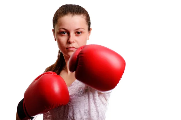 Een Jonge Sport Vrouw Boxer Vormt Camera Rode Bokshandschoenen Concentraten — Stockfoto