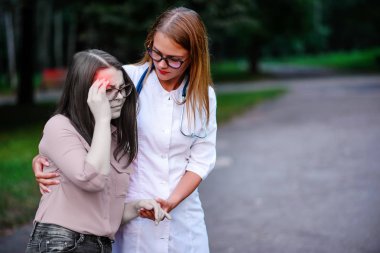 hasta bakım doktor veya Hemşire Genç hastaya açık havada alarak, yürüyüşe hasta oldu.