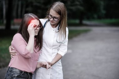 hasta bakım doktor veya Hemşire Genç hastaya açık havada alarak, yürüyüşe hasta oldu.