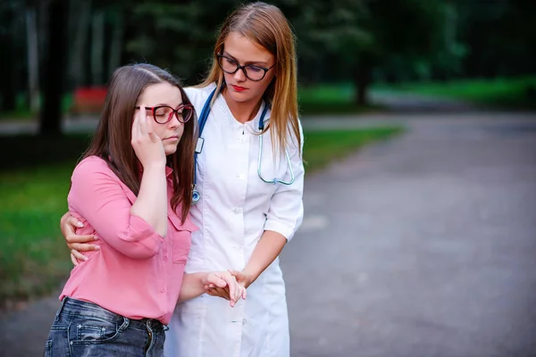 Starostlivý Lékař Nebo Zdravotní Sestra Venku Užívat Mladý Pacient Pacient — Stock fotografie