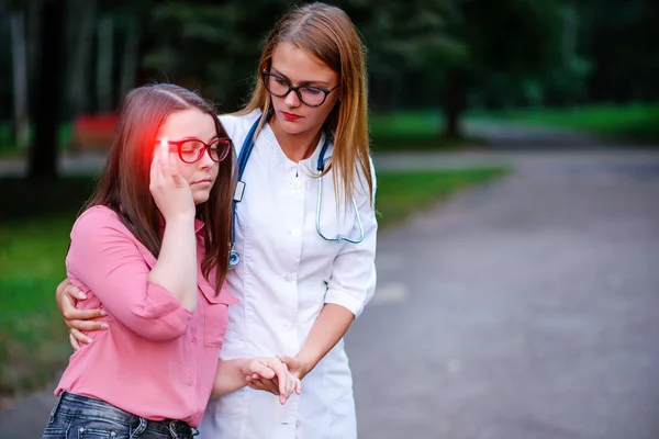 Starostlivý Lékař Nebo Zdravotní Sestra Venku Užívat Mladý Pacient Pacient — Stock fotografie