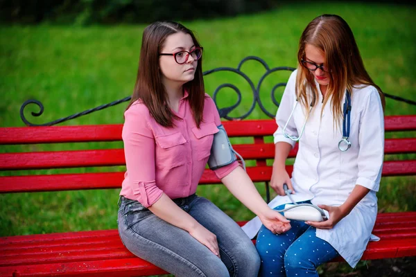 Médico Enfermera Que Cuida Paciente Joven Aire Libre Sentado Banco —  Fotos de Stock