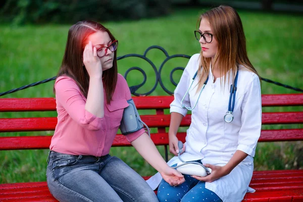 Starostlivý Lékař Nebo Zdravotní Sestra Mladý Pacient Užívat Venku Pacient — Stock fotografie