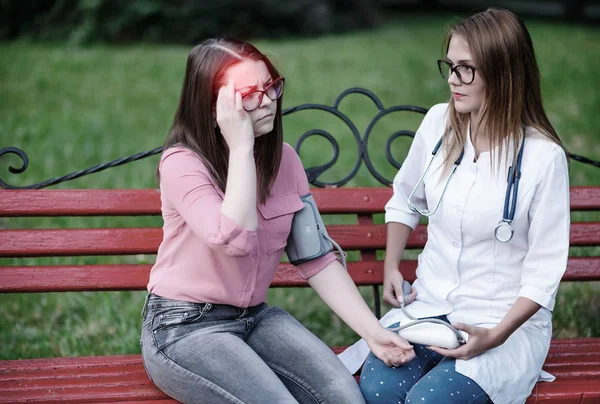 Starostlivý Lékař Nebo Zdravotní Sestra Mladý Pacient Užívat Venku Pacient — Stock fotografie