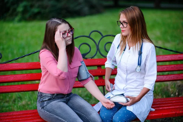 Médico Enfermera Que Cuida Paciente Joven Aire Libre Paciente Está —  Fotos de Stock