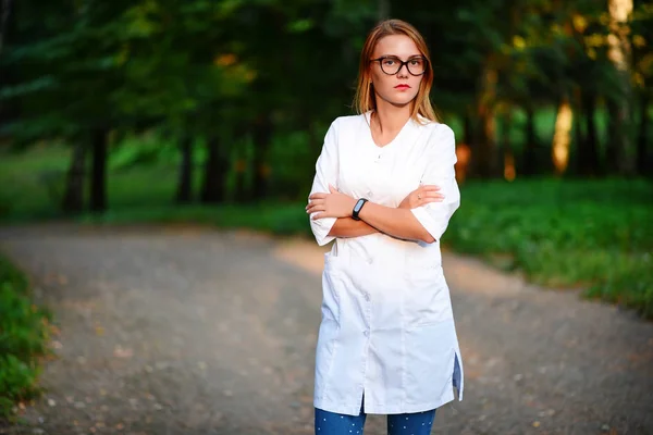 Mladá Dívka Která Doktor Stojí Mimo Ona Zkřížila Ruce Prsou — Stock fotografie