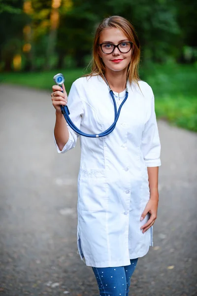 Mladá Dívka Která Doktor Stojí Mimo Pravé Ruce Drží Stetoskop — Stock fotografie