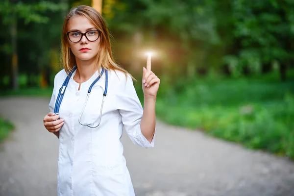 Mladá Dívka Která Doktor Stojí Mimo Sraised Ukazováček Levé Ruky — Stock fotografie