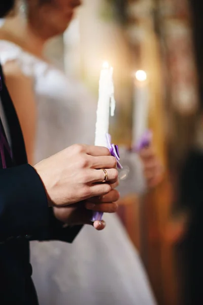 Mão Noivo Segurando Uma Vela Acesa Cerimônia Casamento — Fotografia de Stock