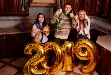 Yeni 2019 yıl geliyor. Gençlerin grup altın taşıyan neşeli numaraları renkli ve partide iyi eğlenceler.