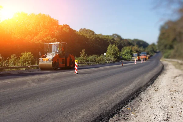 Realizzazione Lavori Riparazione Impilamento Rulli Asfalto Pressatura Posa Caldo Asfalto — Foto Stock