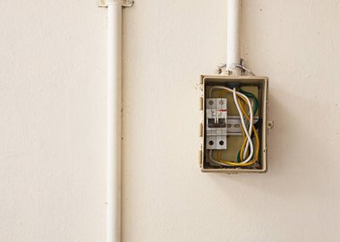 Eski elektrik şalteri kullanmak pek güvenli değil..