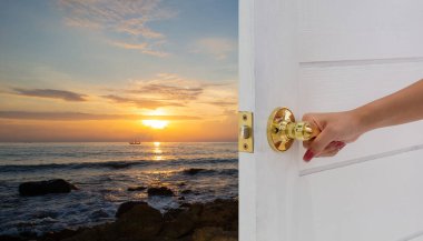 Kadın eli, güneşin doğuşuyla denize açılan kapıyı açıyor. Seyahat, tatil ya da boş fikirler, yeni bir başlangıç..