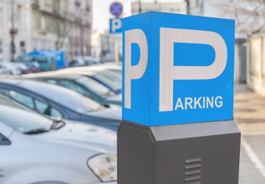 Otopark park bulanık araba arka plan işaretiyle mavi