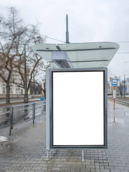 Bushaltestelle Werbetafel Mit Kopierplatz Der Stadtstraße Bei Regen — Stockfoto