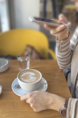 Kız takeing fotoğraf espresso latte sanat kafe salonu Kupası