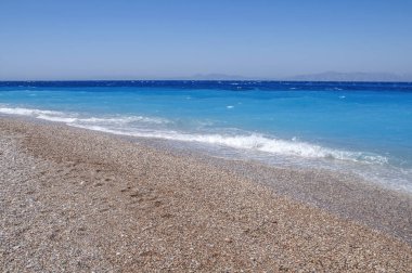 Güzellik yaz çakıl plaj ve turkuaz uyum dalgalar nazik 