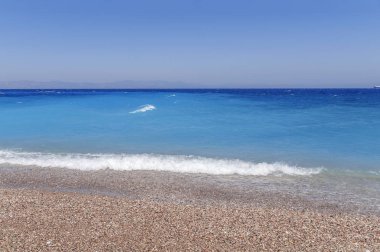 Mavi turkuaz uyumu coast, nazik dalgalar deniz