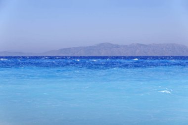 Mavi turkuaz uyumu coast, nazik dalgalar deniz