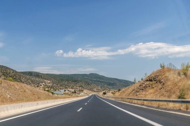 Otoyol boş yol trafik sokak jurney mavi gökyüzü ile