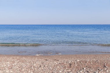 Plaj ve mavi dalga deniz temiz gökyüzü ile