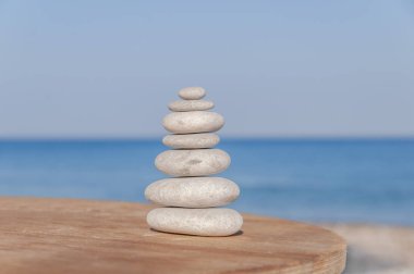 Birkaç Zen taşlar üzerinde dengeli bulanık deniz ve plaj stres 