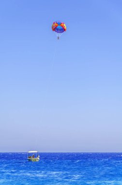 Mavi dalga deniz ve büyük temiz gökyüzü üzerinde kayak kayak paraşüt