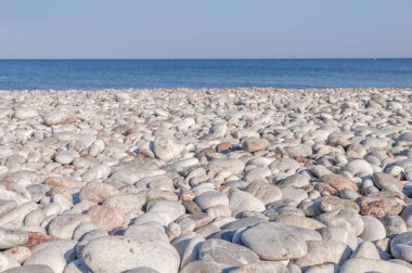 Taşlı çakıl plaj ve mavi dalga deniz temiz gökyüzü ile