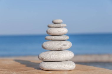 Stres bulanık deniz ve plaj üzerinde birkaç Zen taşları dengeli 