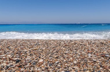 Yaz günü ve turkuaz uyum deniz sahilinde dalgalar nazik