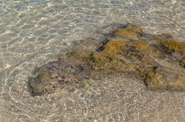 海の水の波と大きな苔石 — ストック写真