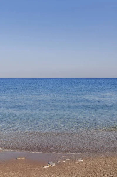 蓝色的大海 沙滩和干净的天空 — 图库照片