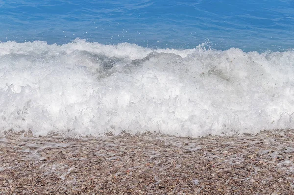 Büyük Mavi Deniz Dalga Kabarcıkları Ile Kum Plajı Üzerinde Kapatın — Stok fotoğraf