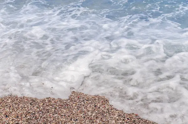 关闭气泡在沙滩上挥舞蓝色海水 — 图库照片