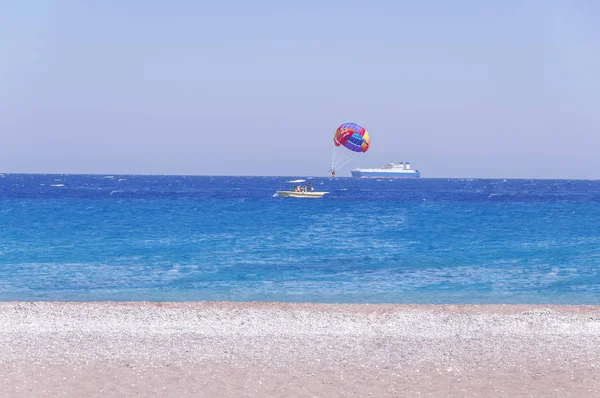 Paracadute Sci Sul Mare Blu Grande Barca — Foto Stock