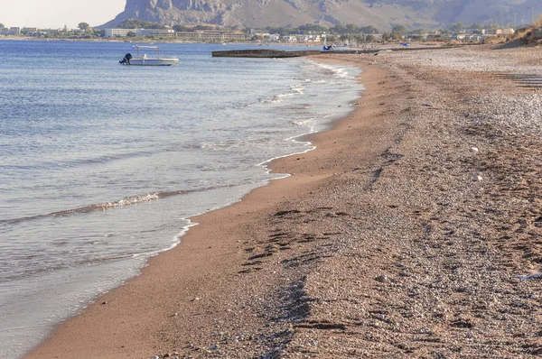 Mar Playa Guijarros Arenosos Con Barco Pequeño Mar —  Fotos de Stock