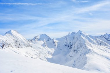 MAUNTAİN buzul panoramik kar üst panoramik mavi bulutlu gökyüzü