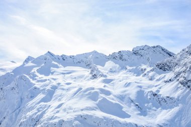 En iyi dağ buzul mavi bulutlu gökyüzü Alps panoramik aralığı