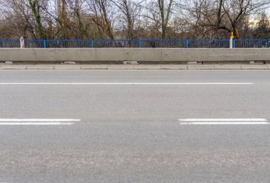 Kaldırım ve trafik için iki şeritli asfalt boş şehir yolu