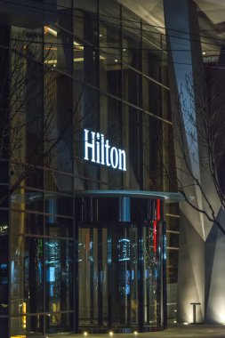 Belgrade, Sırbistan - 10 Mart 2018 Hilton Otel girişinde Belgrad, Sırbistan için gece binanın