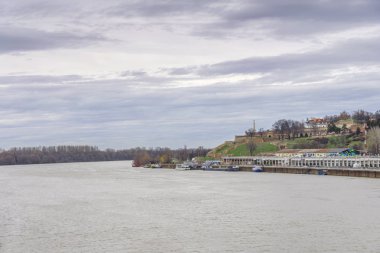 Belgrade, Sırbistan - 4 Kasım 2017: Eski Kalemegdan kale şehir manzaralı brige nehir Sava, Sırbistan ile gelen