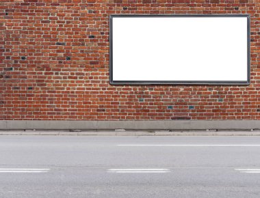 Şehrin kaldırım ve trafik için üç lane ile boş yol asfalt ile büyük billboard 